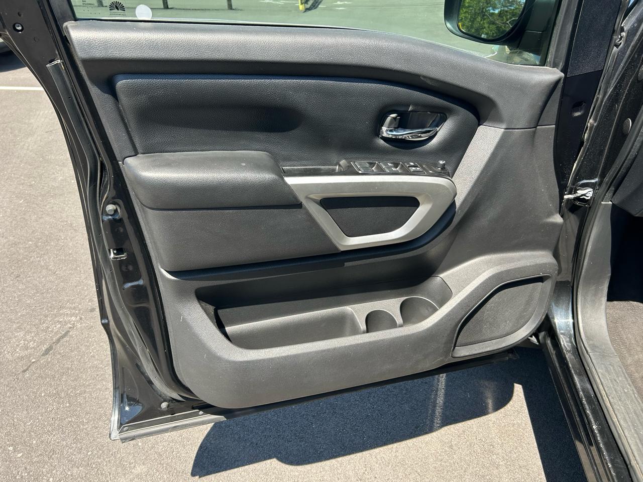 Nissan Titan SV Crew Cab 2WD 2017