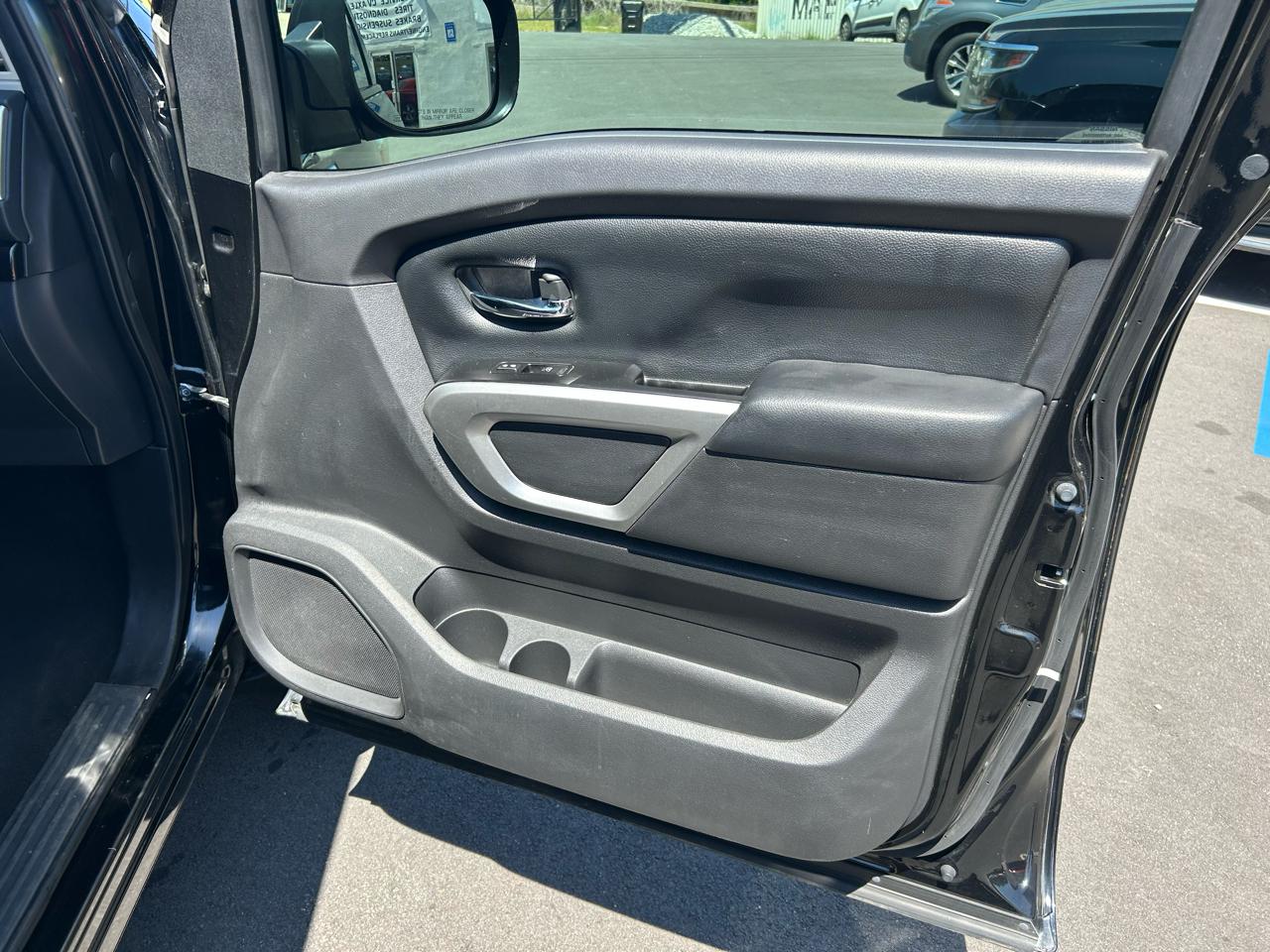 Nissan Titan SV Crew Cab 2WD 2017