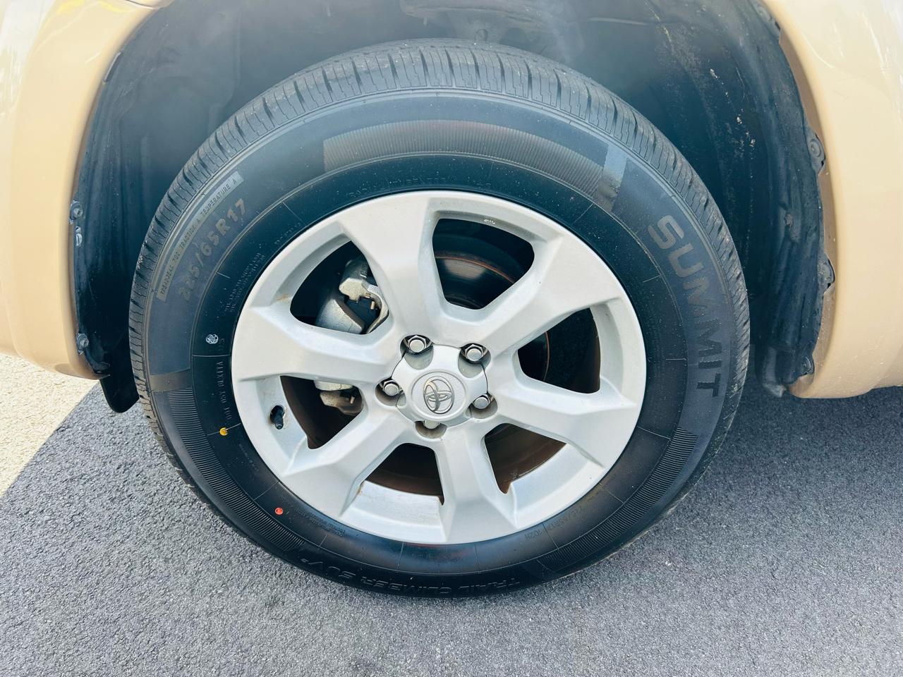 Toyota RAV4 Limited I4 2WD 2011