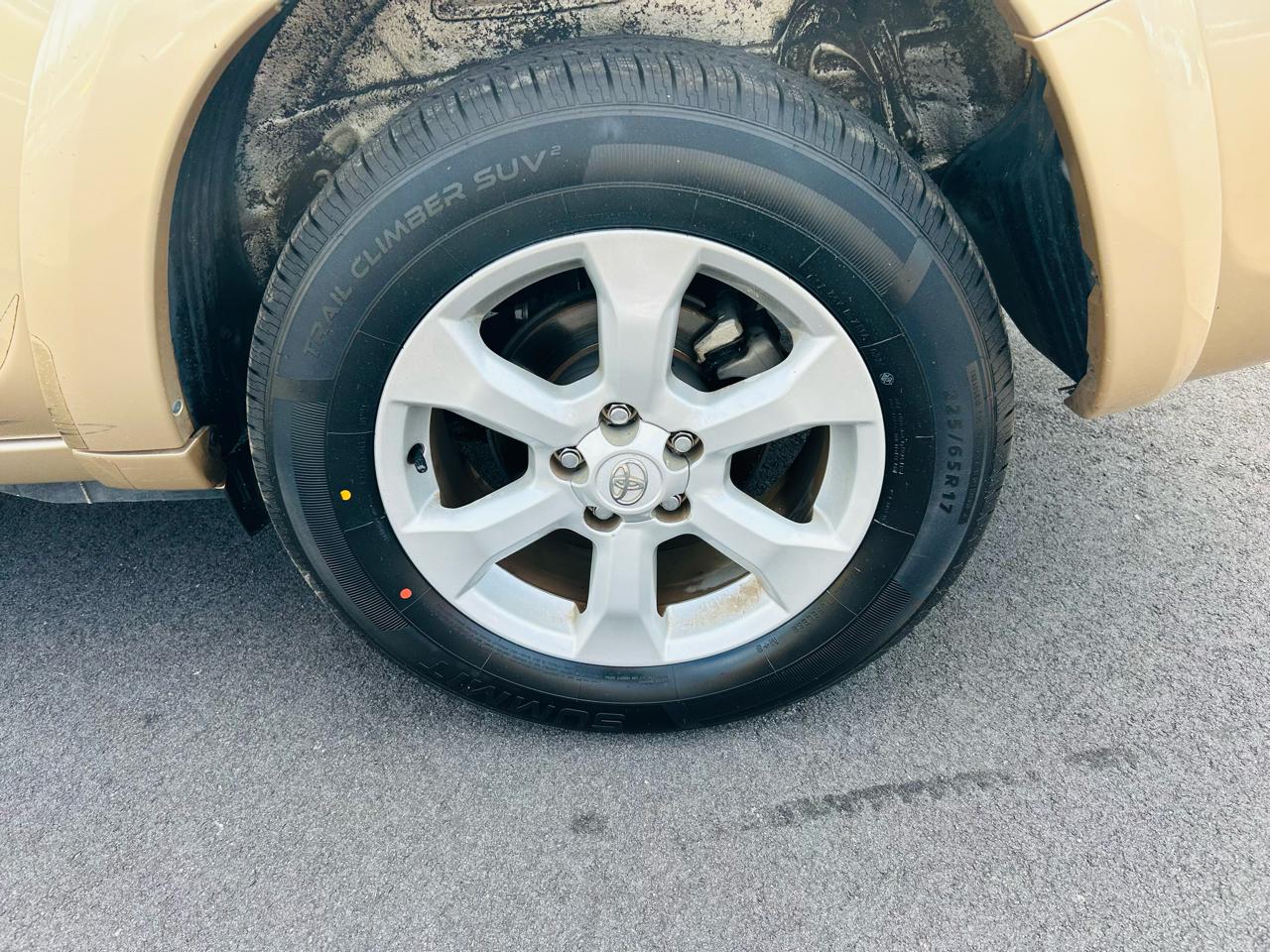 Toyota RAV4 Limited I4 2WD 2011