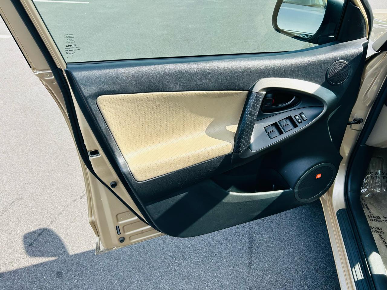 Toyota RAV4 Limited I4 2WD 2011