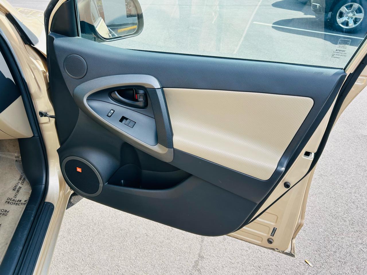 Toyota RAV4 Limited I4 2WD 2011