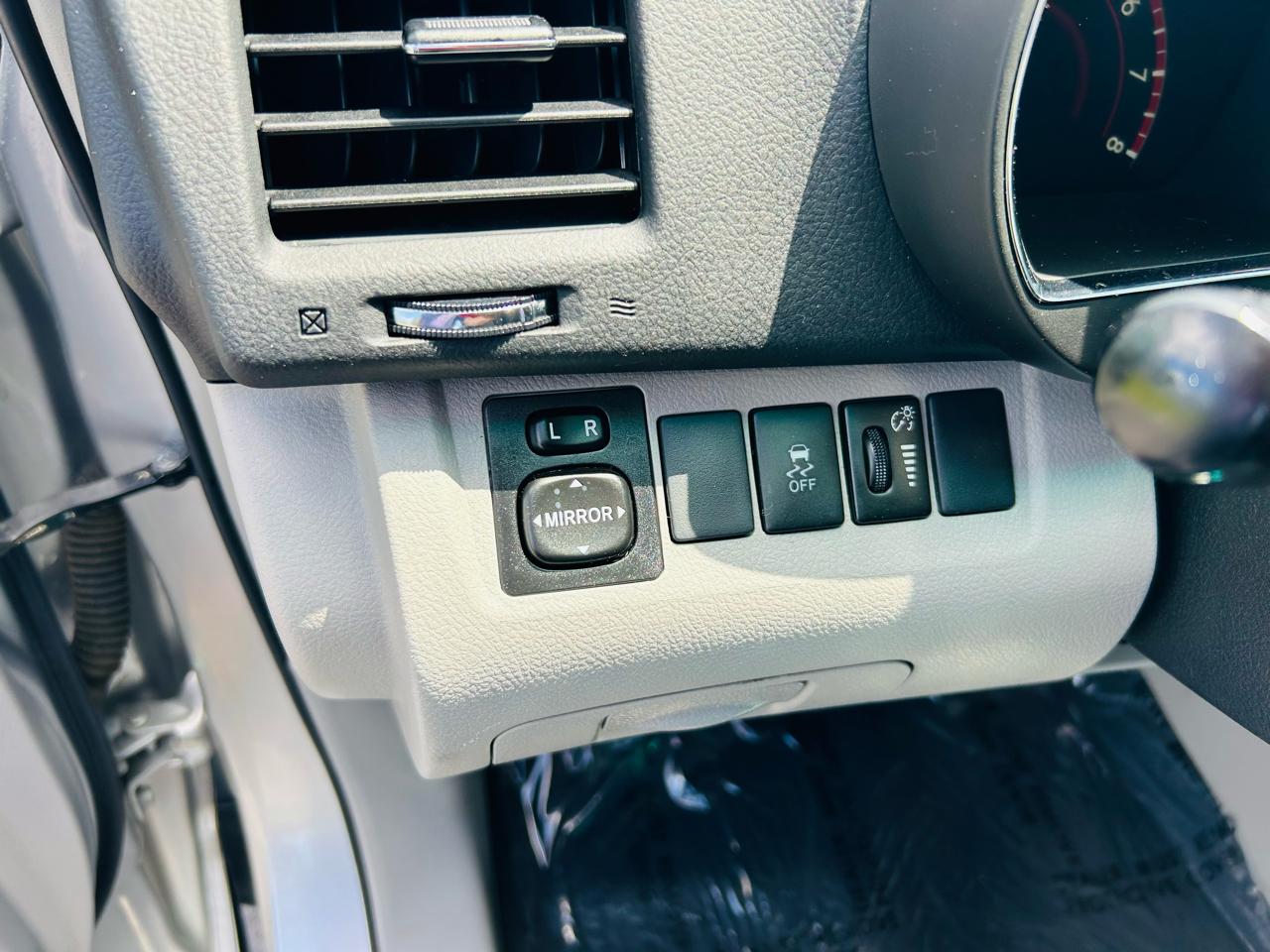 Toyota Highlander Base 2WD I4 2012