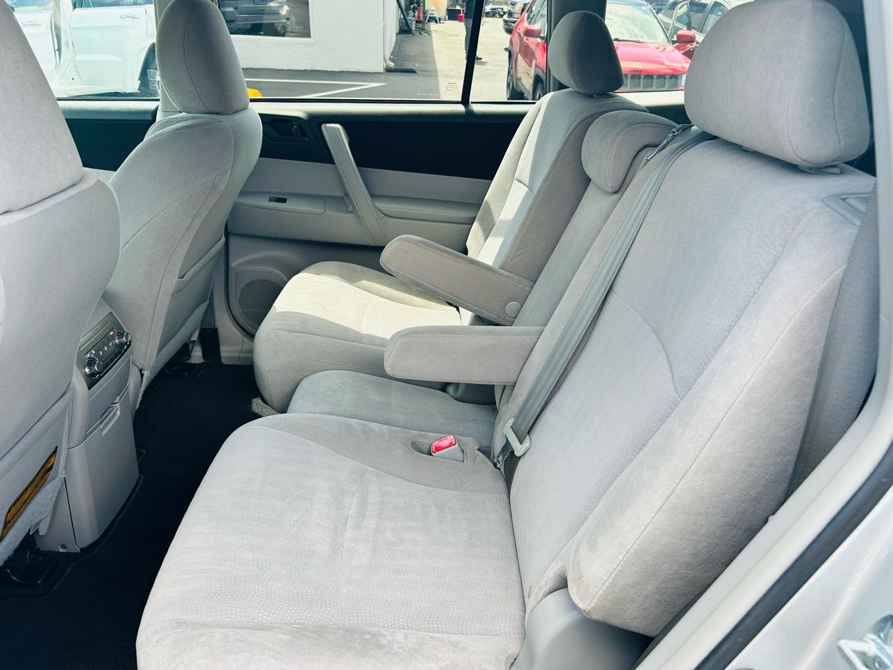 Toyota Highlander Base 2WD I4 2012