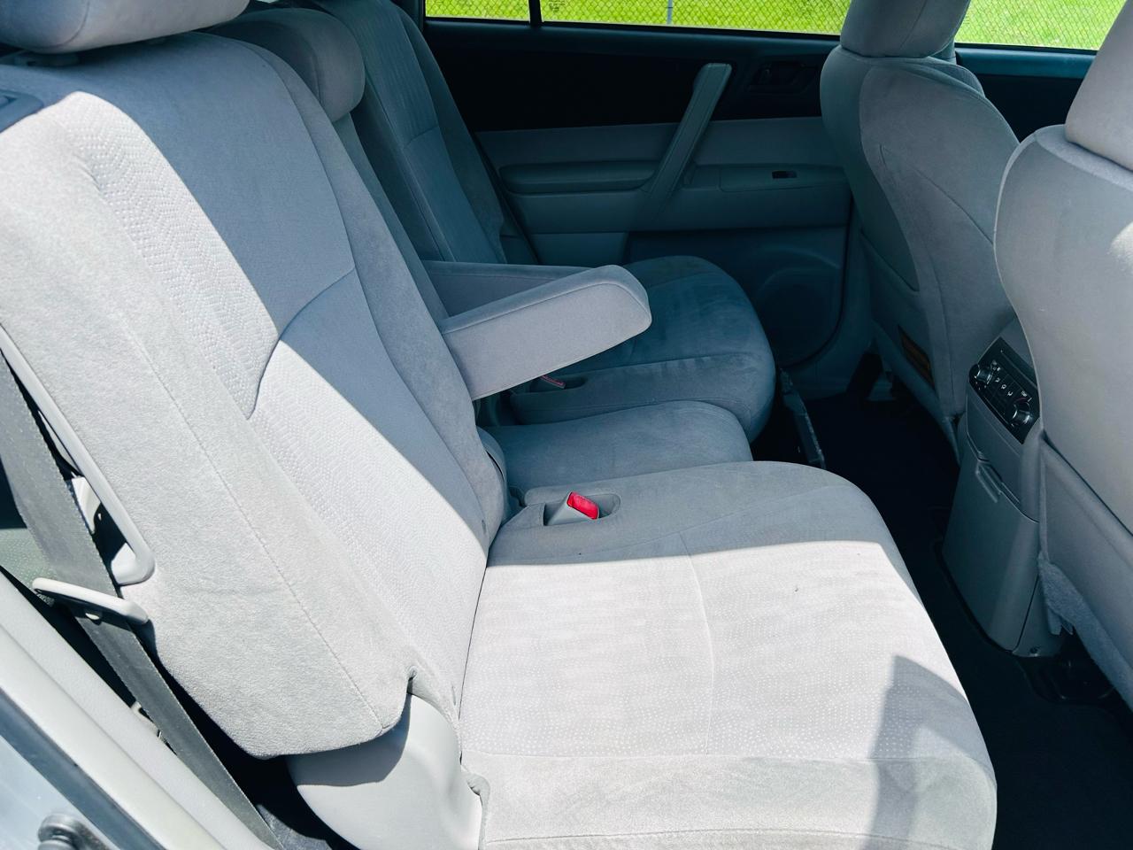 Toyota Highlander Base 2WD I4 2012