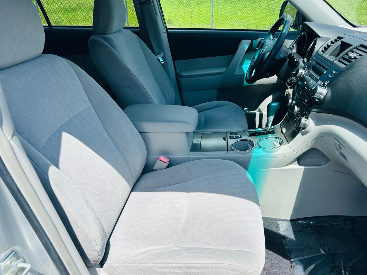 Toyota Highlander Base 2WD I4 2012
