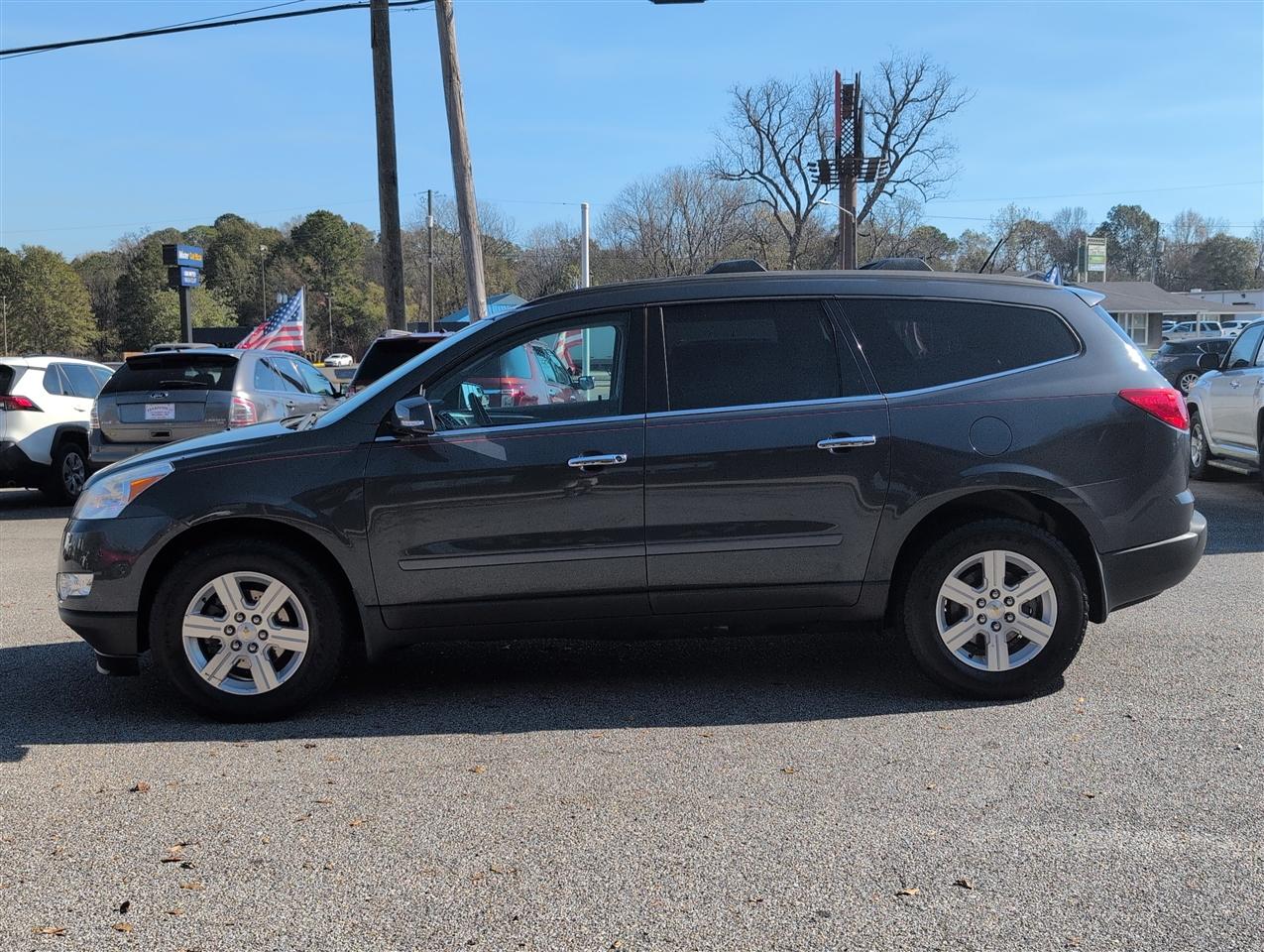 2011 Chevrolet Traverse 2LT photo 2
