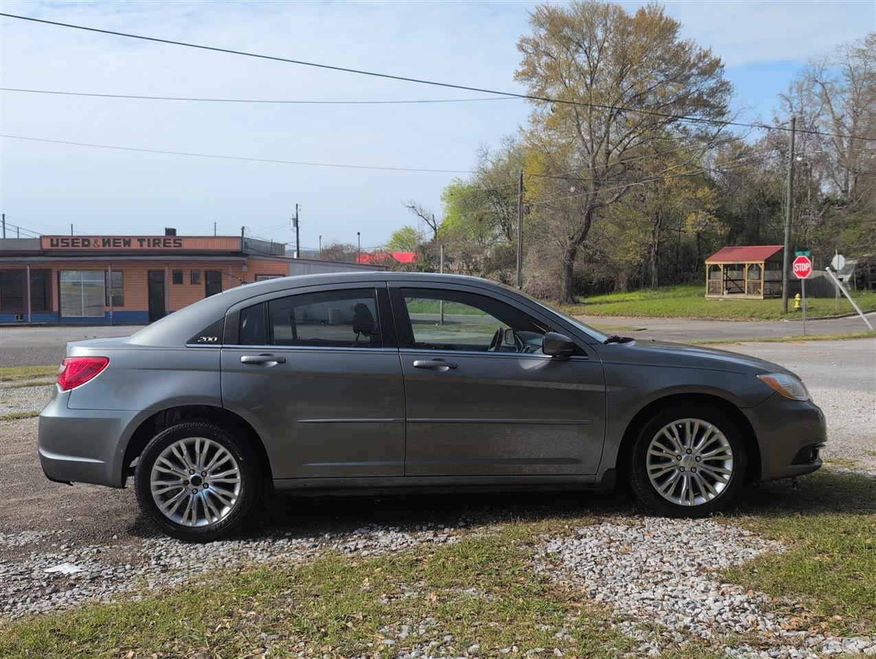 Chrysler 200  2012