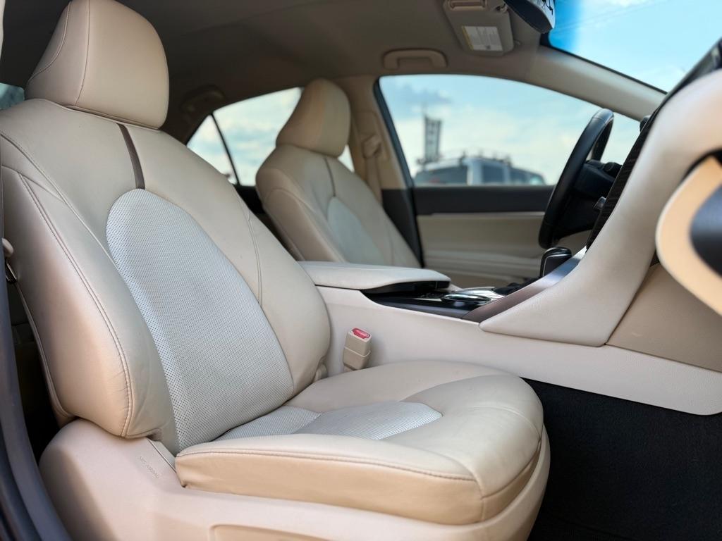 Toyota Camry XLE Auto (Natl) 2020