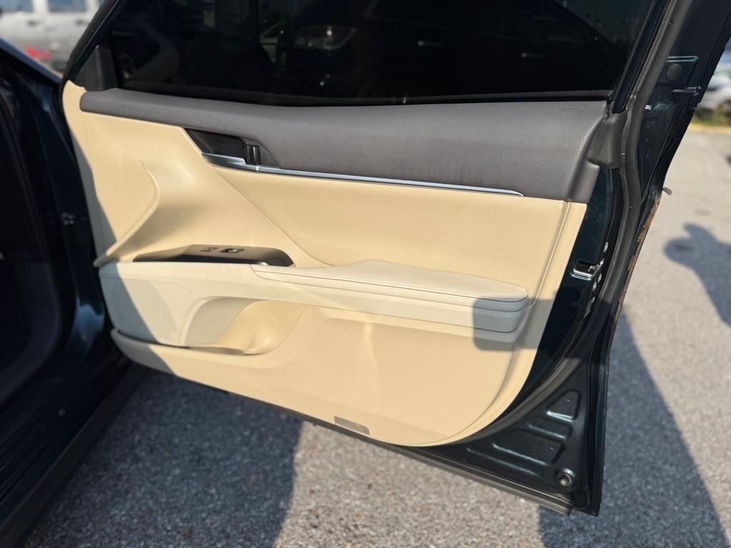 Toyota Camry XLE Auto (Natl) 2020