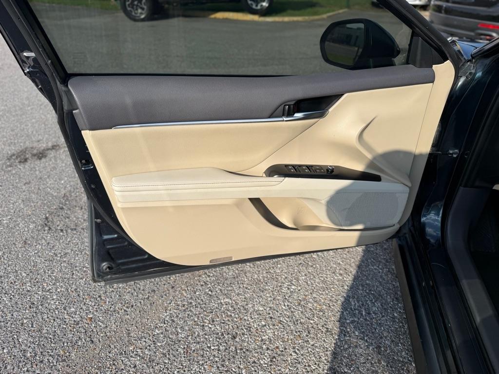 Toyota Camry XLE Auto (Natl) 2020