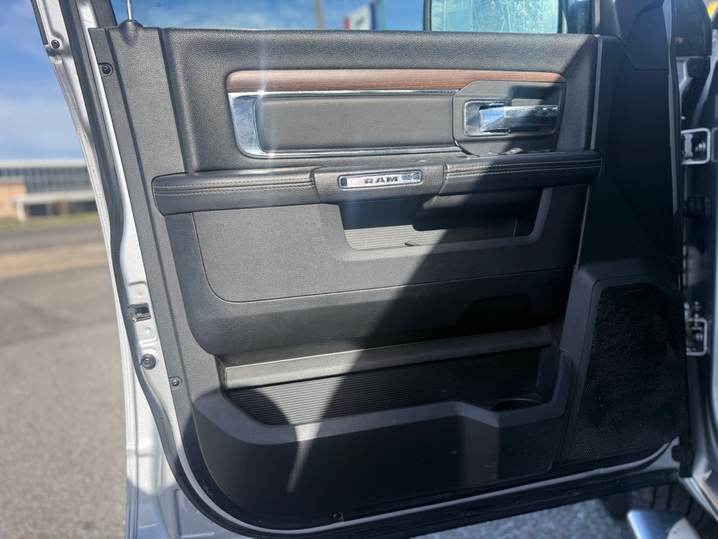 RAM 1500 Laramie 4x4 Crew Cab 6'4" Box 2017