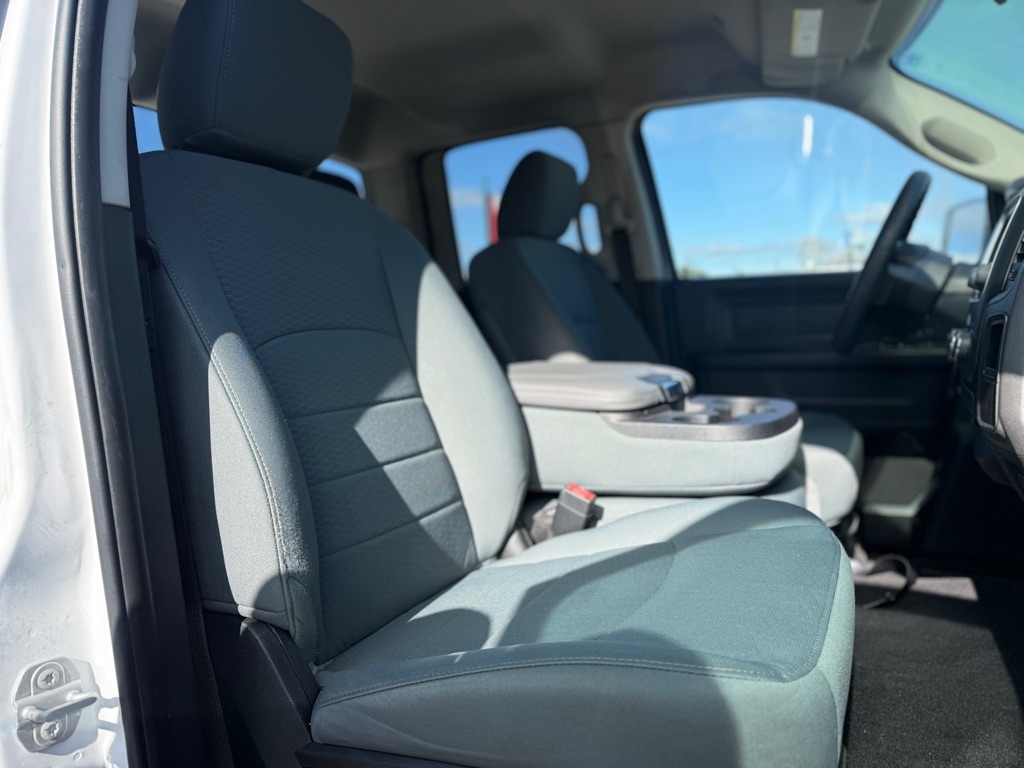 RAM 1500 Express 4x2 Quad Cab 6'4" Box 2018