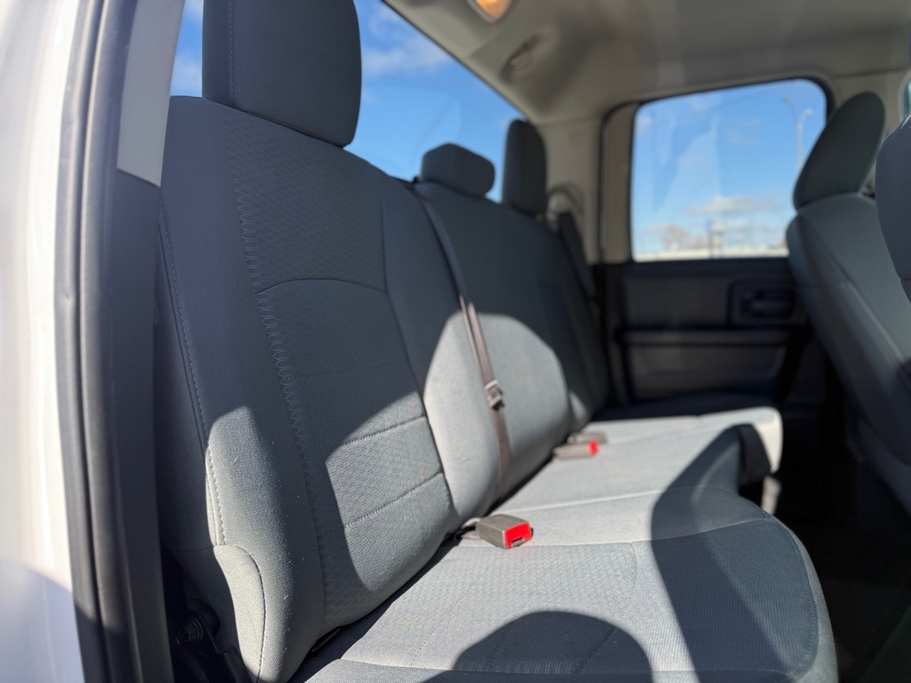 RAM 1500 Express 4x2 Quad Cab 6'4" Box 2018