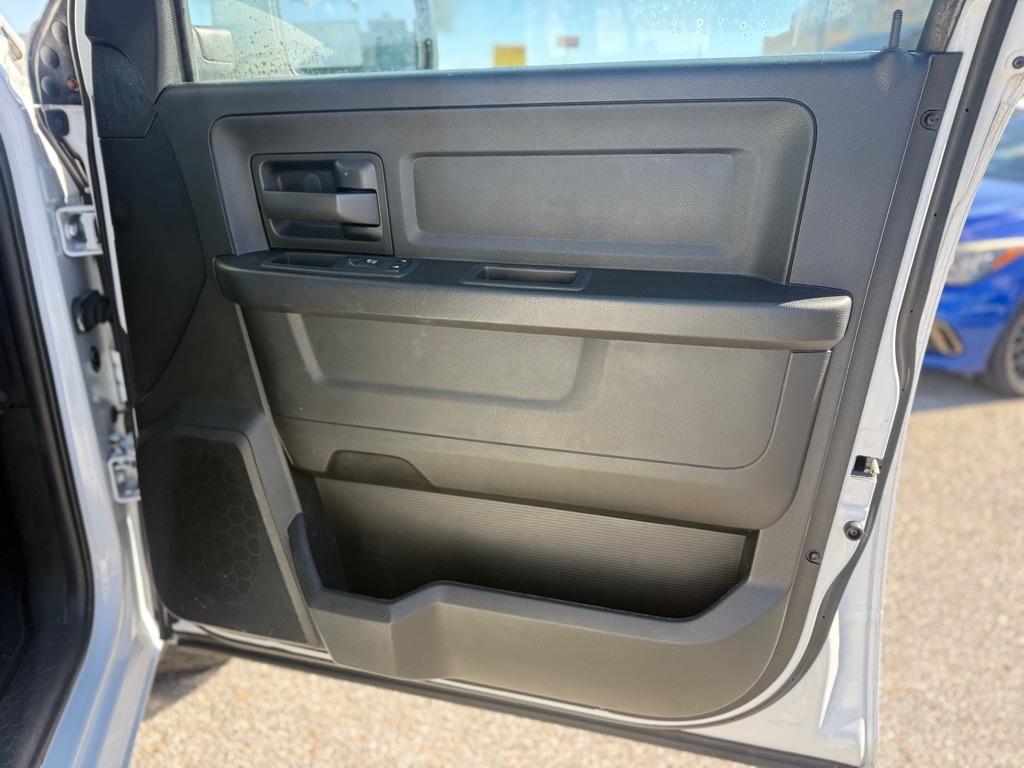 RAM 1500 Express 4x2 Quad Cab 6'4" Box 2018