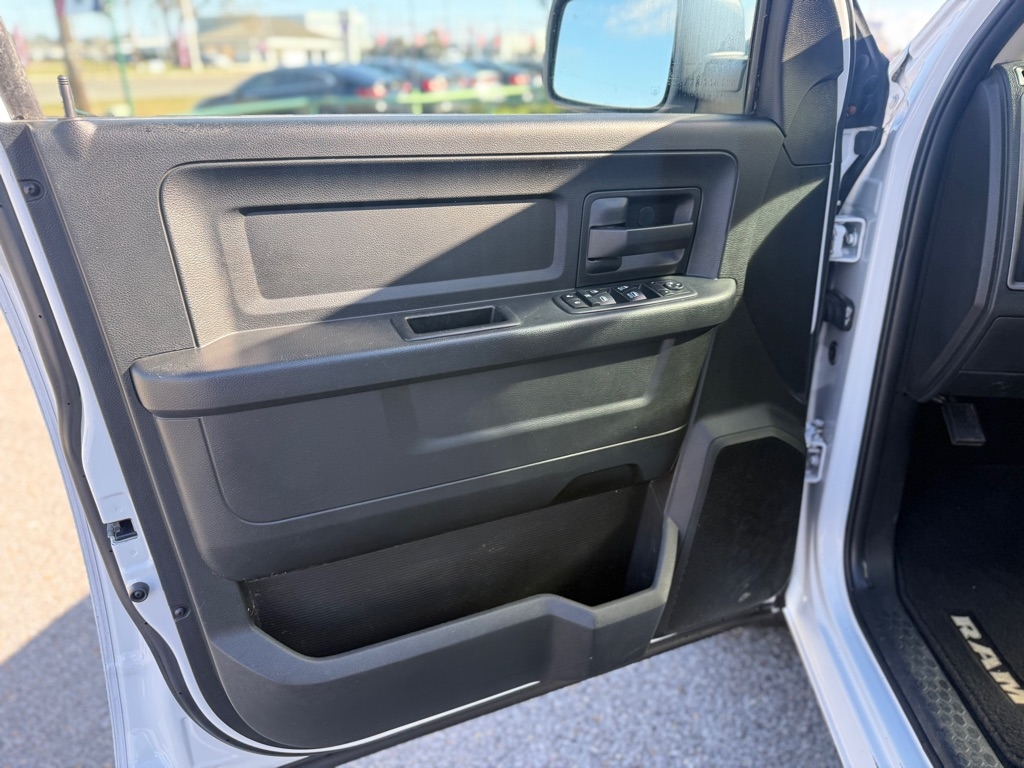 RAM 1500 Express 4x2 Quad Cab 6'4" Box 2018