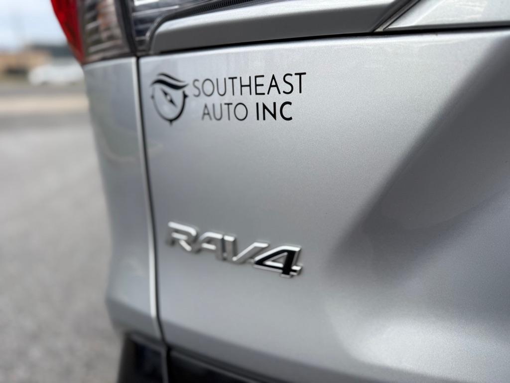 Toyota RAV4 Hybrid SE AWD (Natl) 2023