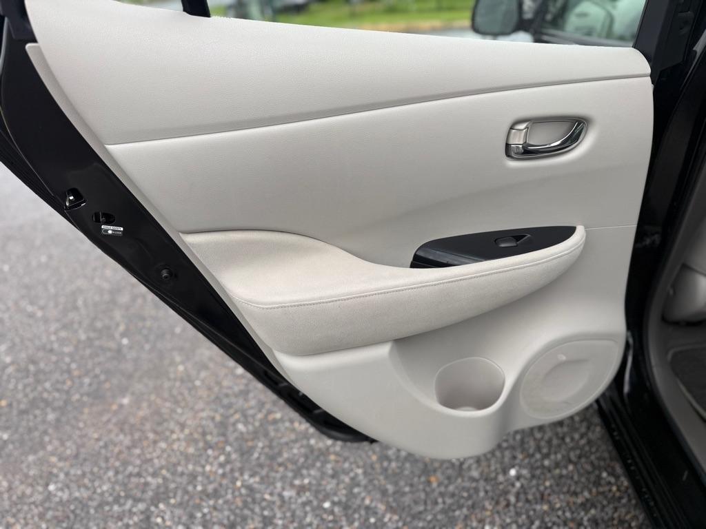Nissan Leaf 4dr HB SL 2011