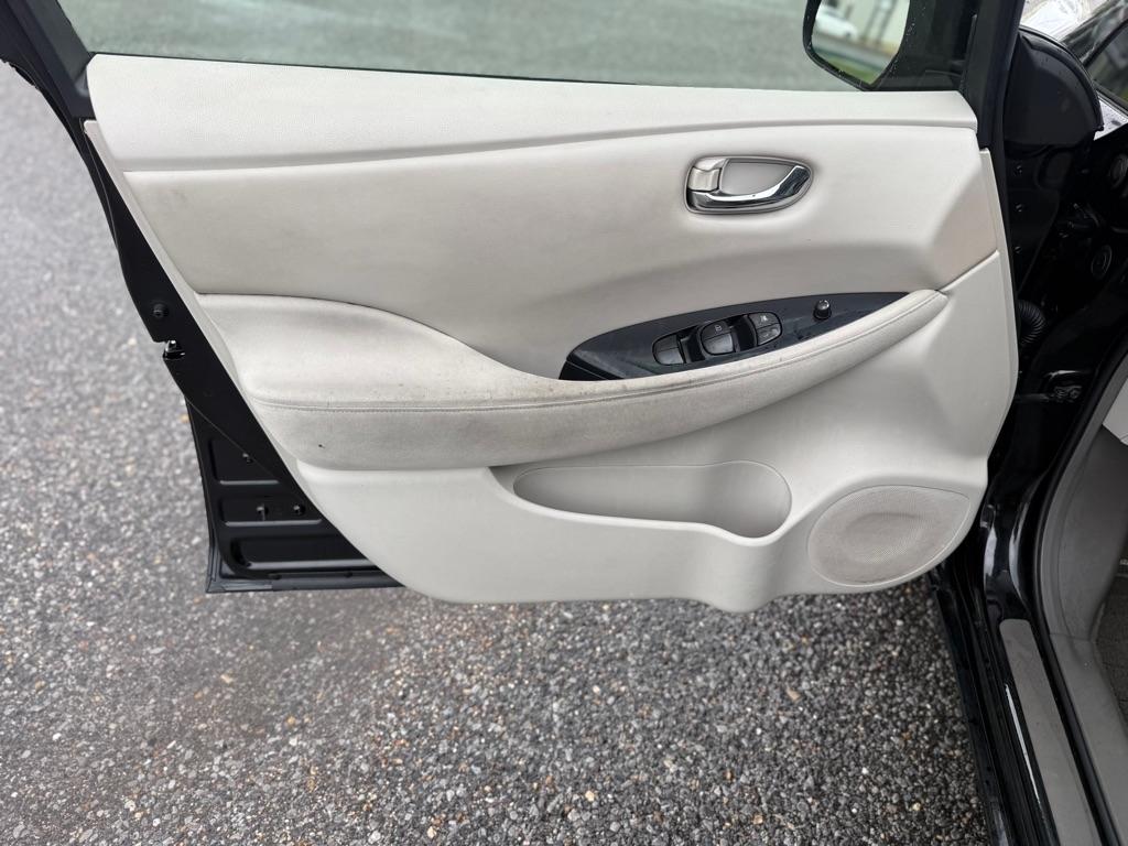 Nissan Leaf 4dr HB SL 2011