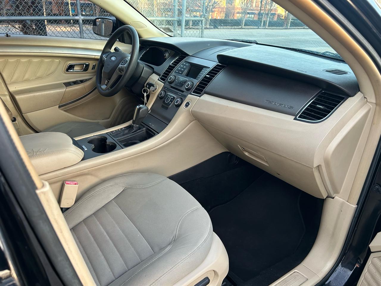 Ford Taurus SE FWD 2017