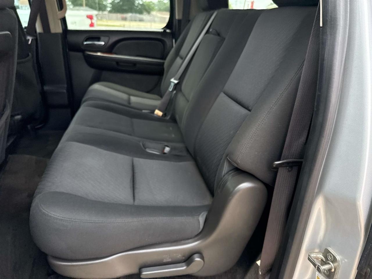 Chevrolet Suburban 4WD 4dr 1500 LS 2012