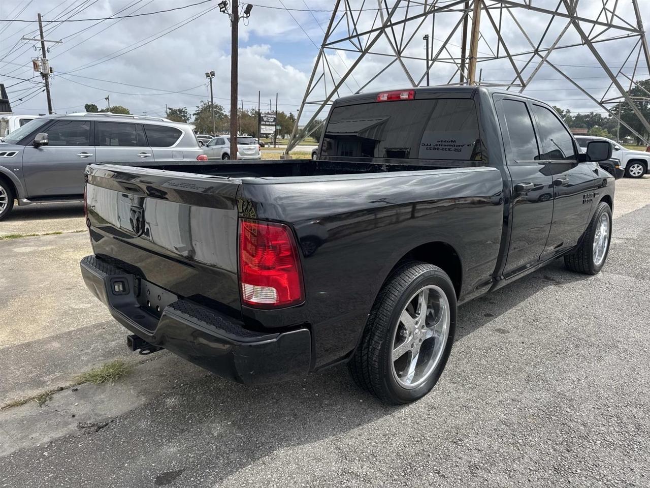 RAM 1500 Express 4x2 Quad Cab 6'4" Box 2018