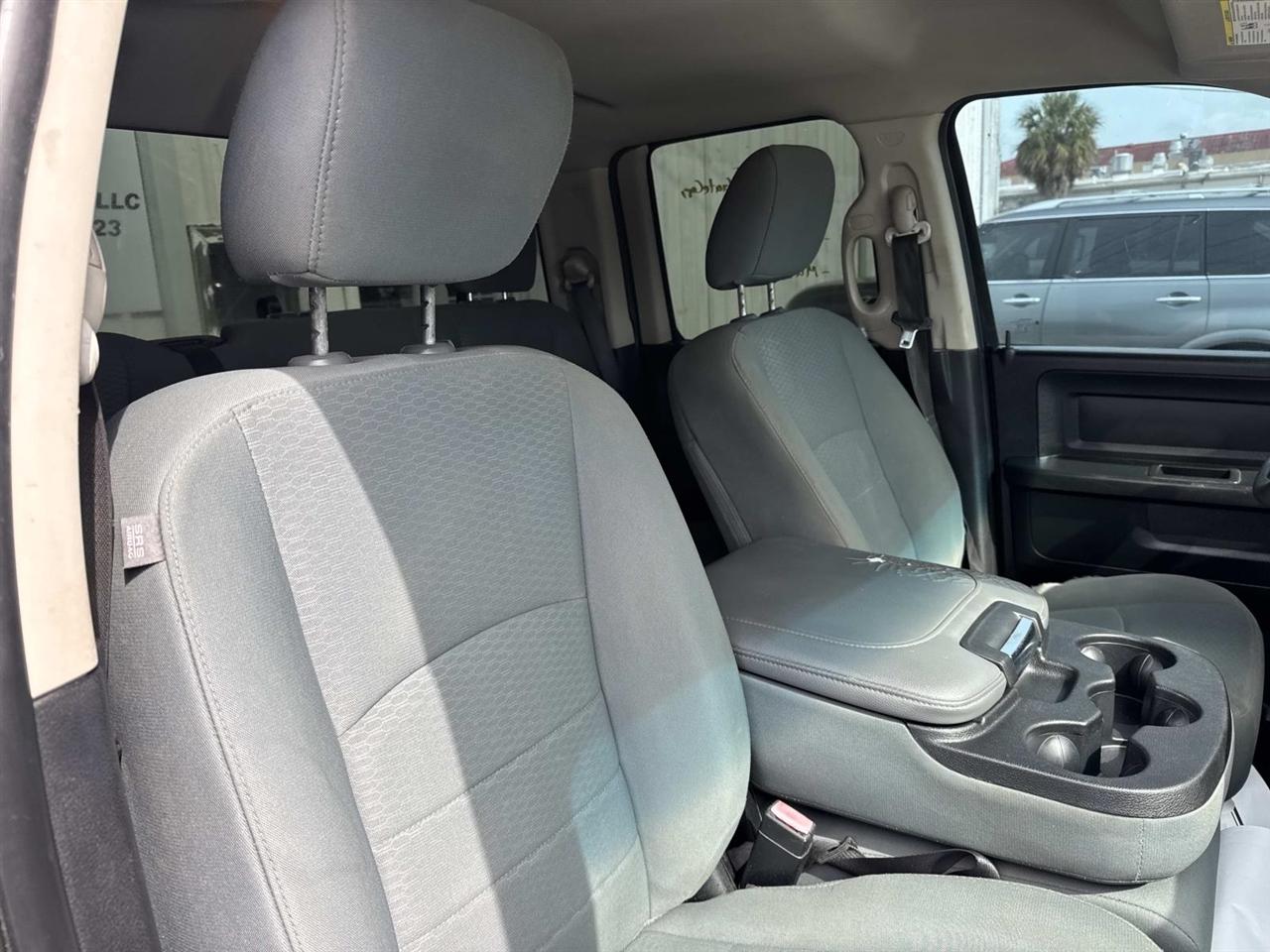 RAM 1500 Express 4x2 Quad Cab 6'4" Box 2018