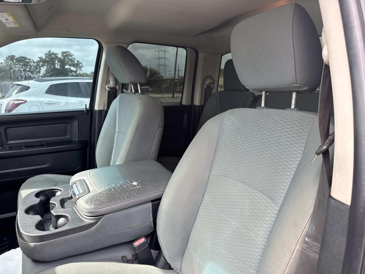 RAM 1500 Express 4x2 Quad Cab 6'4" Box 2018