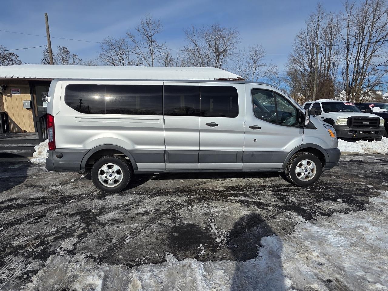 Ford Transit Wagon T-350 148" Low Roof XLT Swing-Out RH Dr 2017