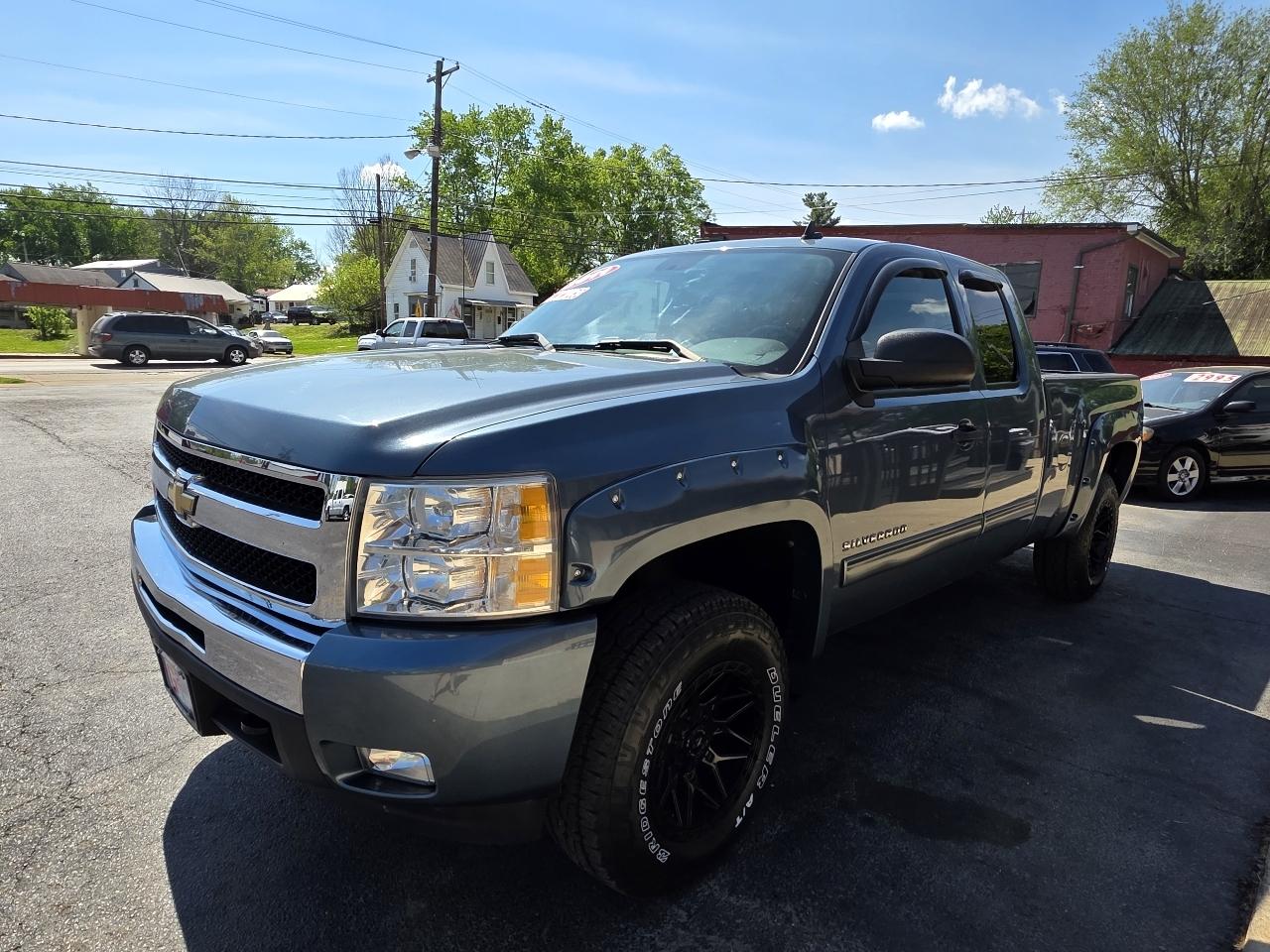 Chevrolet Silverado 1500 4WD Ext Cab 143.5" LT 2011