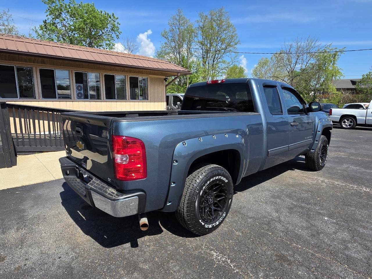 Chevrolet Silverado 1500 4WD Ext Cab 143.5" LT 2011