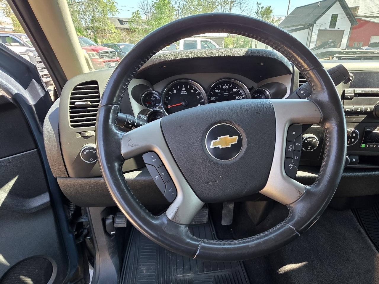 Chevrolet Silverado 1500 4WD Ext Cab 143.5" LT 2011