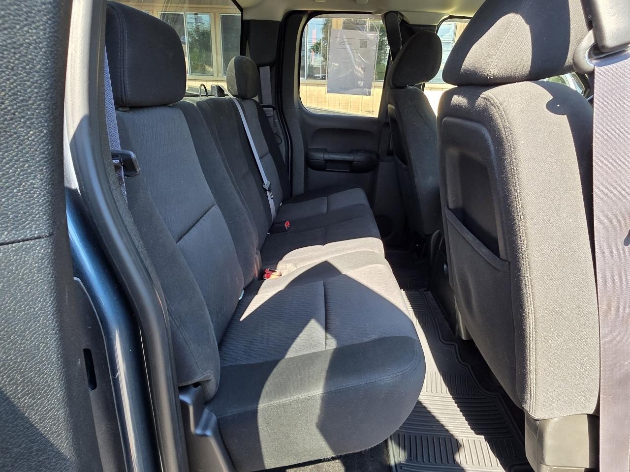 Chevrolet Silverado 1500 4WD Ext Cab 143.5" LT 2011