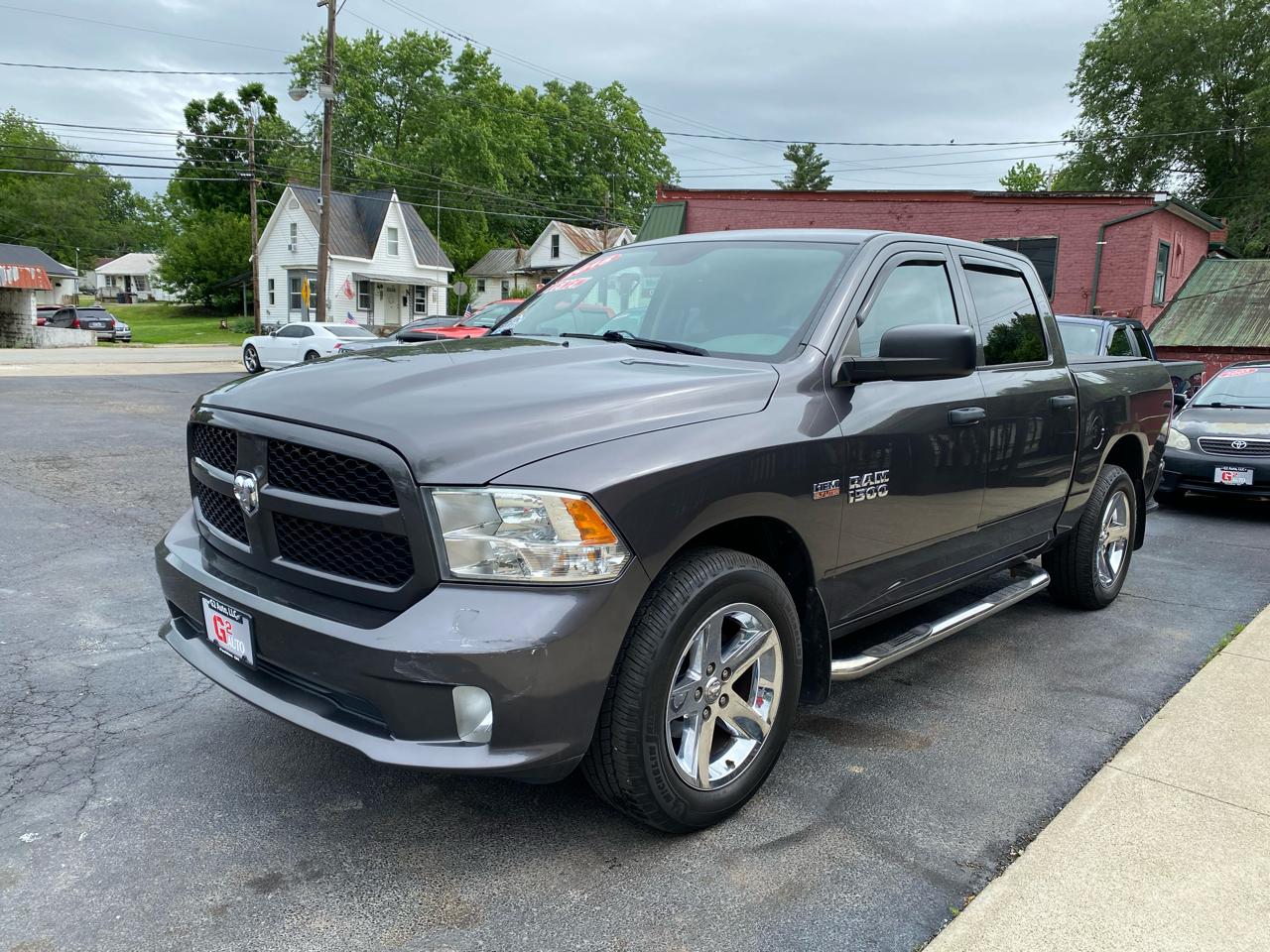RAM 1500 4WD Crew Cab 140.5" Express 2015