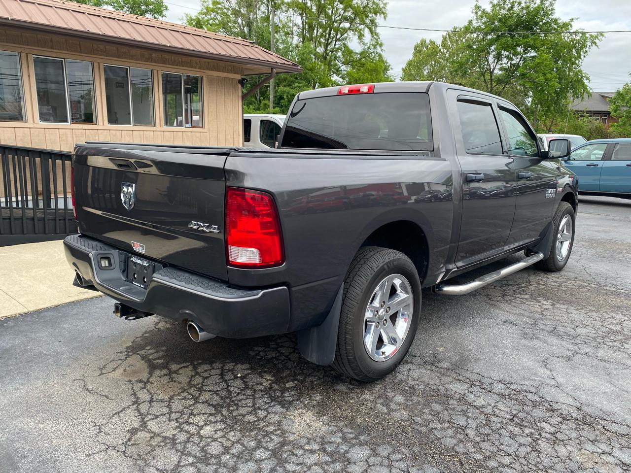 RAM 1500 4WD Crew Cab 140.5" Express 2015