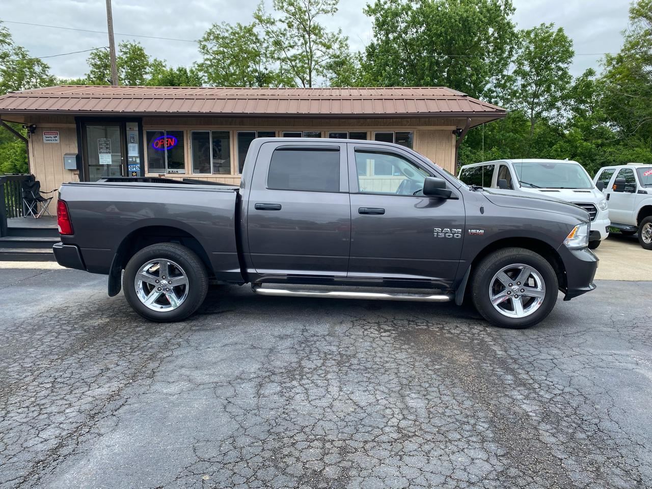 RAM 1500 4WD Crew Cab 140.5" Express 2015