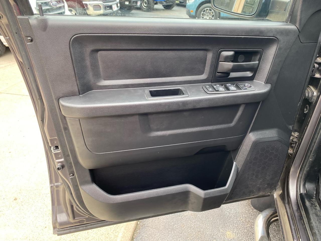 RAM 1500 4WD Crew Cab 140.5" Express 2015