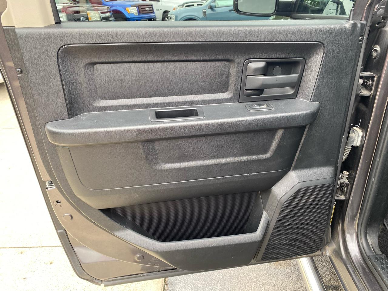RAM 1500 4WD Crew Cab 140.5" Express 2015