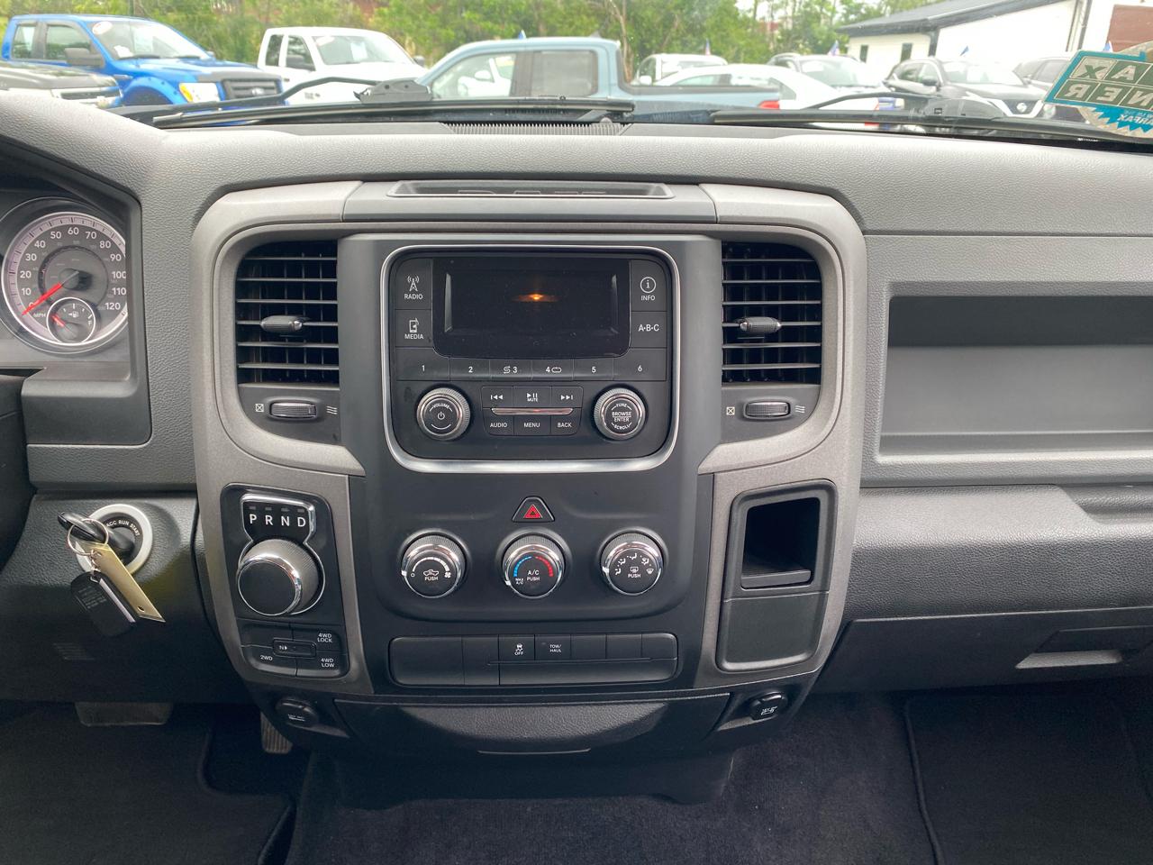 RAM 1500 4WD Crew Cab 140.5" Express 2015