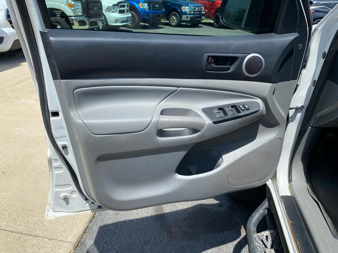 Toyota Tacoma 4WD Double Cab V6 MT (Natl) 2014