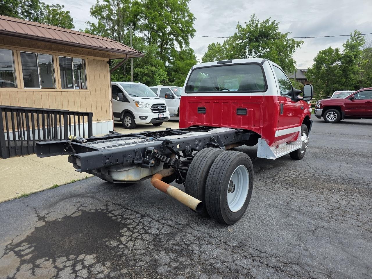 Ford Super Duty F-550 DRW Reg Cab 141" WB 60" CA XLT 2003