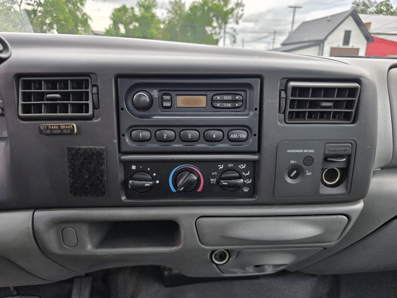 Ford Super Duty F-550 DRW Reg Cab 141" WB 60" CA XLT 2003