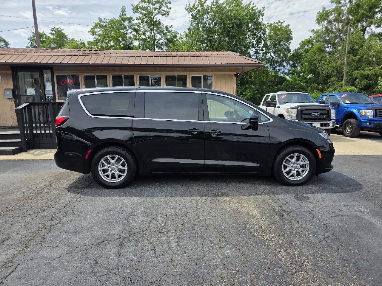 Chrysler Pacifica Touring L FWD 2024