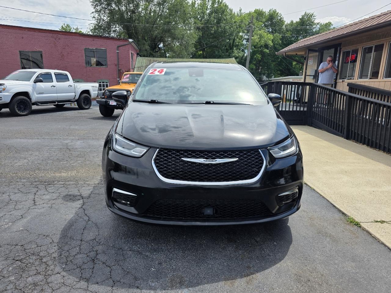 Chrysler Pacifica Touring L FWD 2024