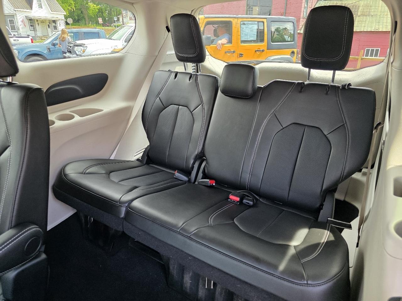 Chrysler Pacifica Touring L FWD 2024