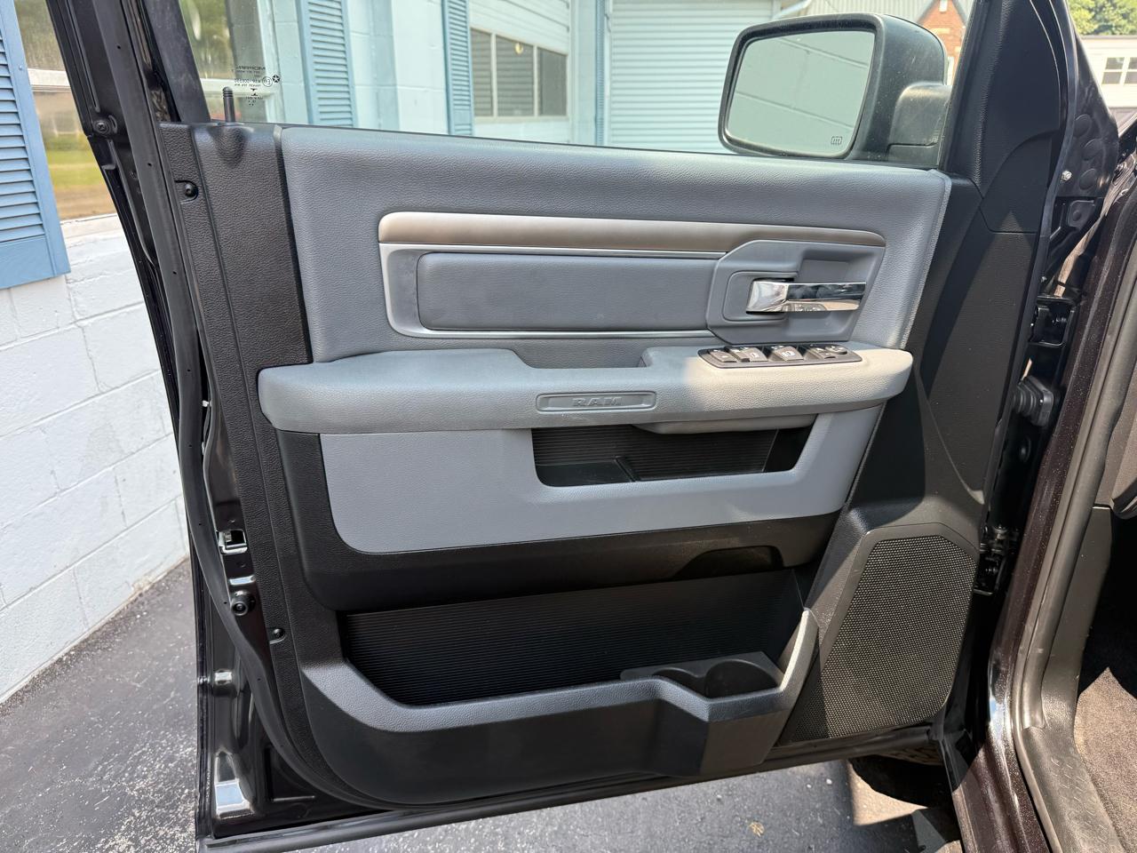 RAM 1500 4WD Crew Cab 140.5" Big Horn 2016