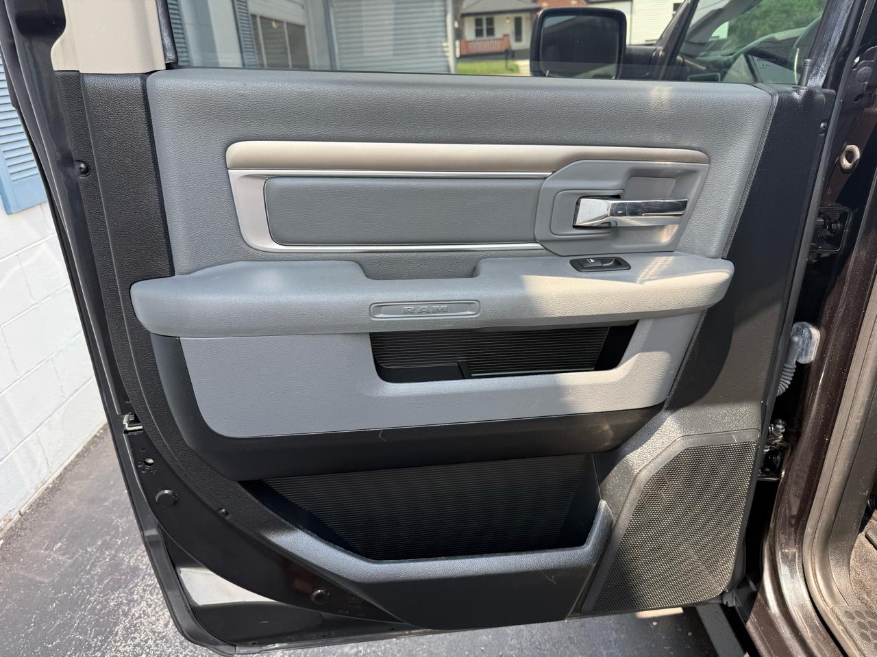RAM 1500 4WD Crew Cab 140.5" Big Horn 2016
