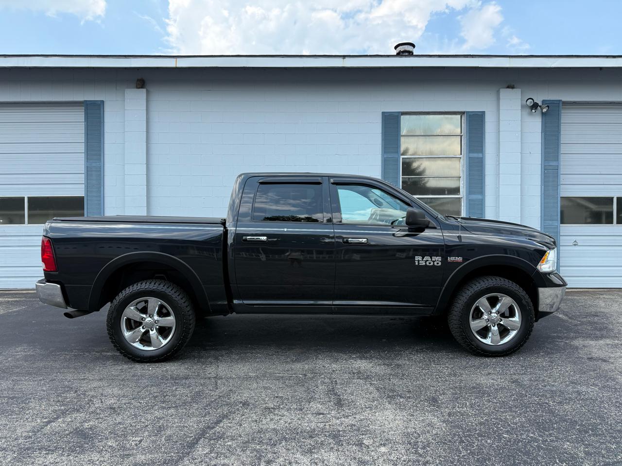 RAM 1500 4WD Crew Cab 140.5" SLT 2017