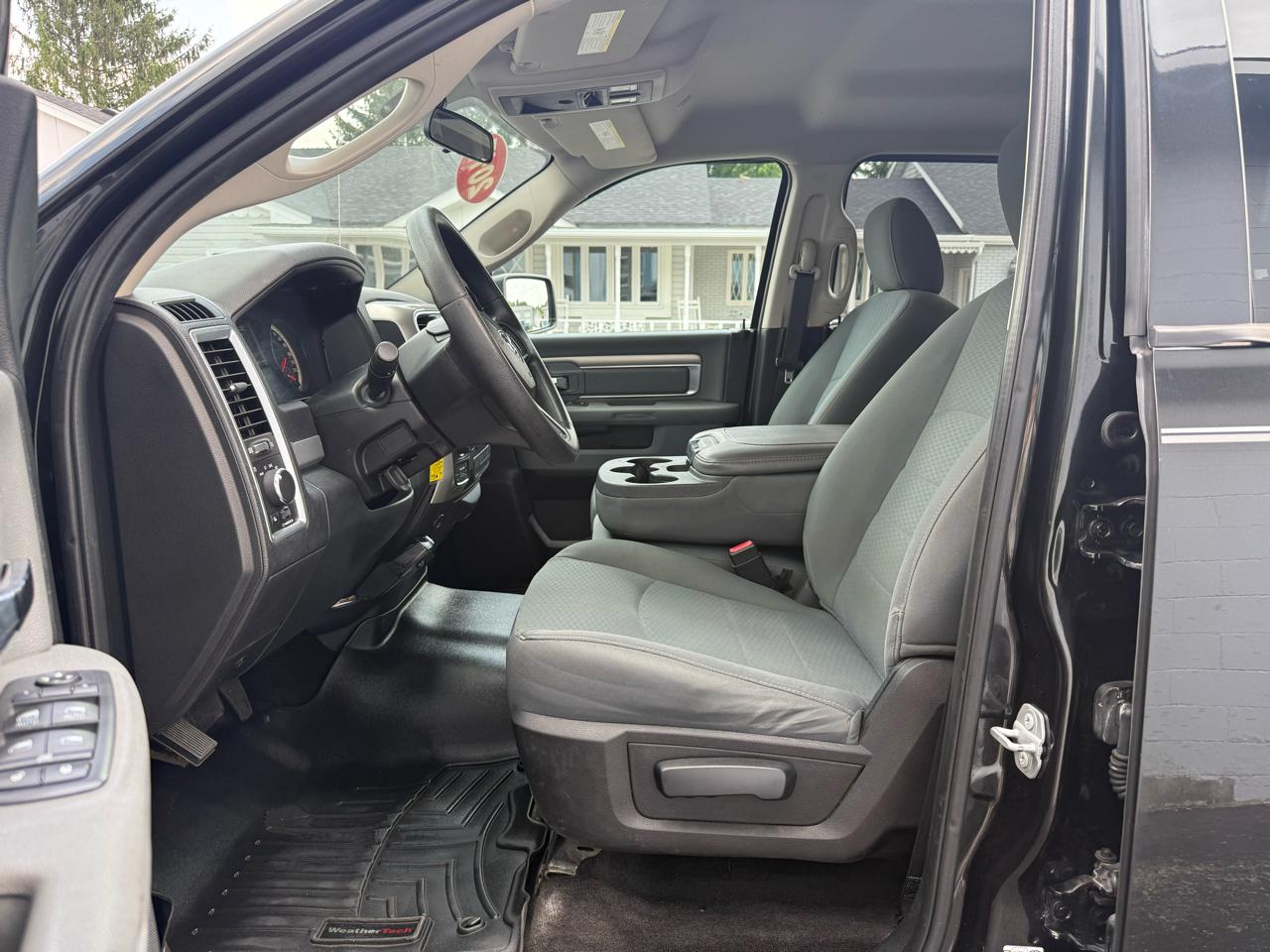 RAM 1500 4WD Crew Cab 140.5" SLT 2017