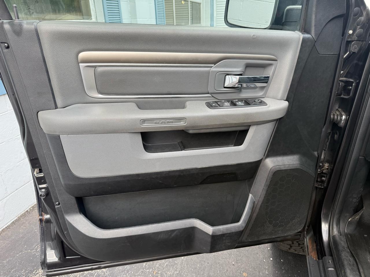 RAM 1500 4WD Crew Cab 140.5" SLT 2017